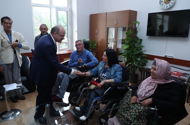 Vali Çakacak, engelli bireyleri temsil eden dernek üyelerini kabul etti