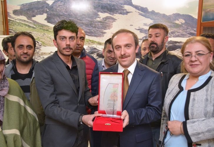Başkan Epcim’e hizmet plaketi